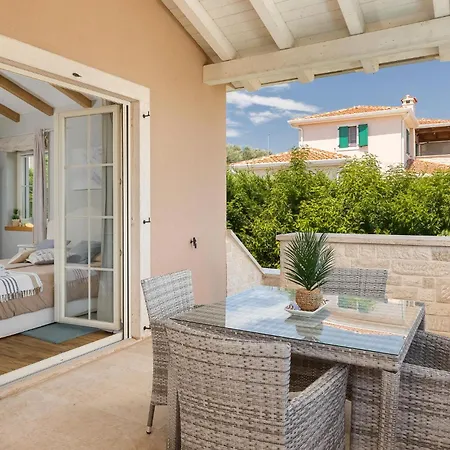 Monte Vizinada بيت للعطل